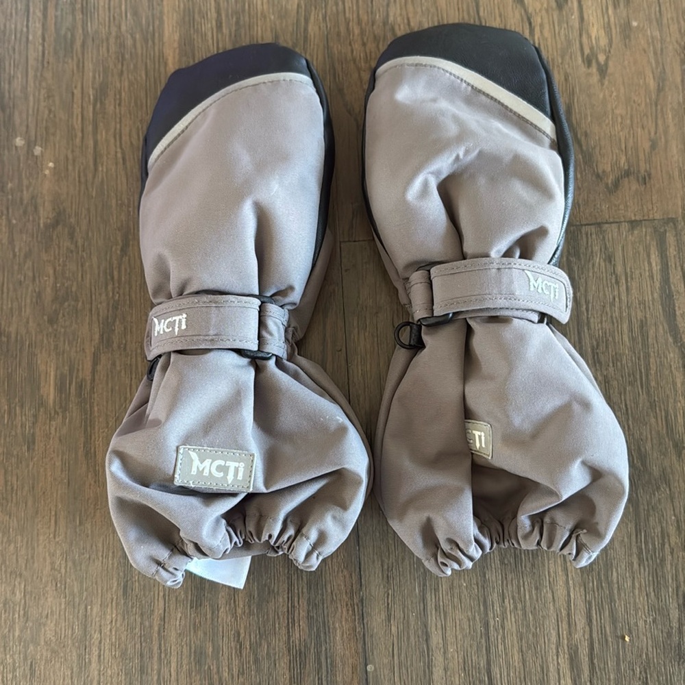 MCTI waterproof gloves kids XXS
Fit my 4 to 5-year-old perfectly.